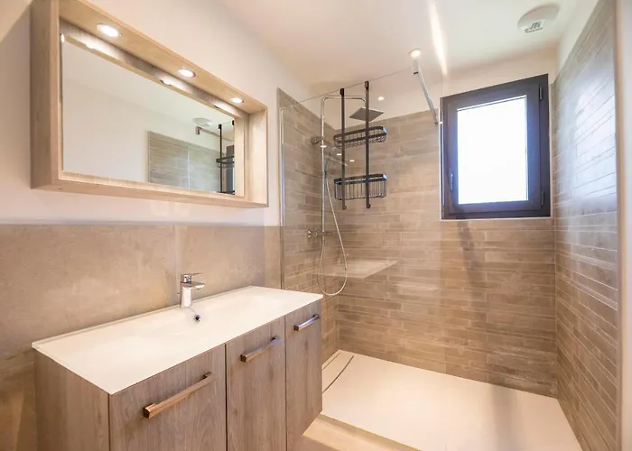 18 * Porto-Vecchio (Corsica)